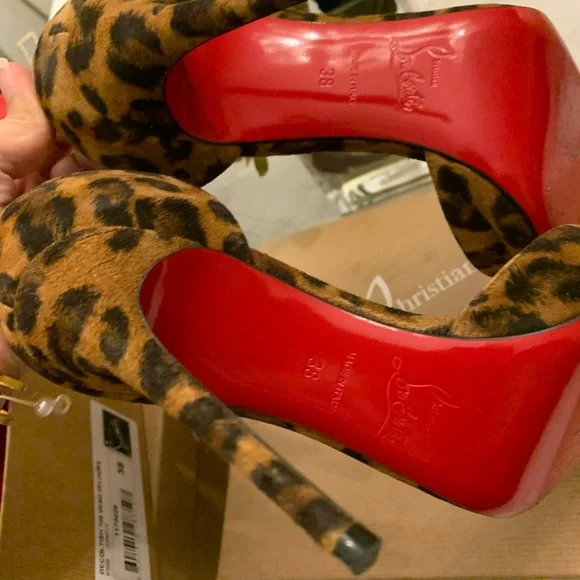 Christian Louboutin - Picture 7 of 8